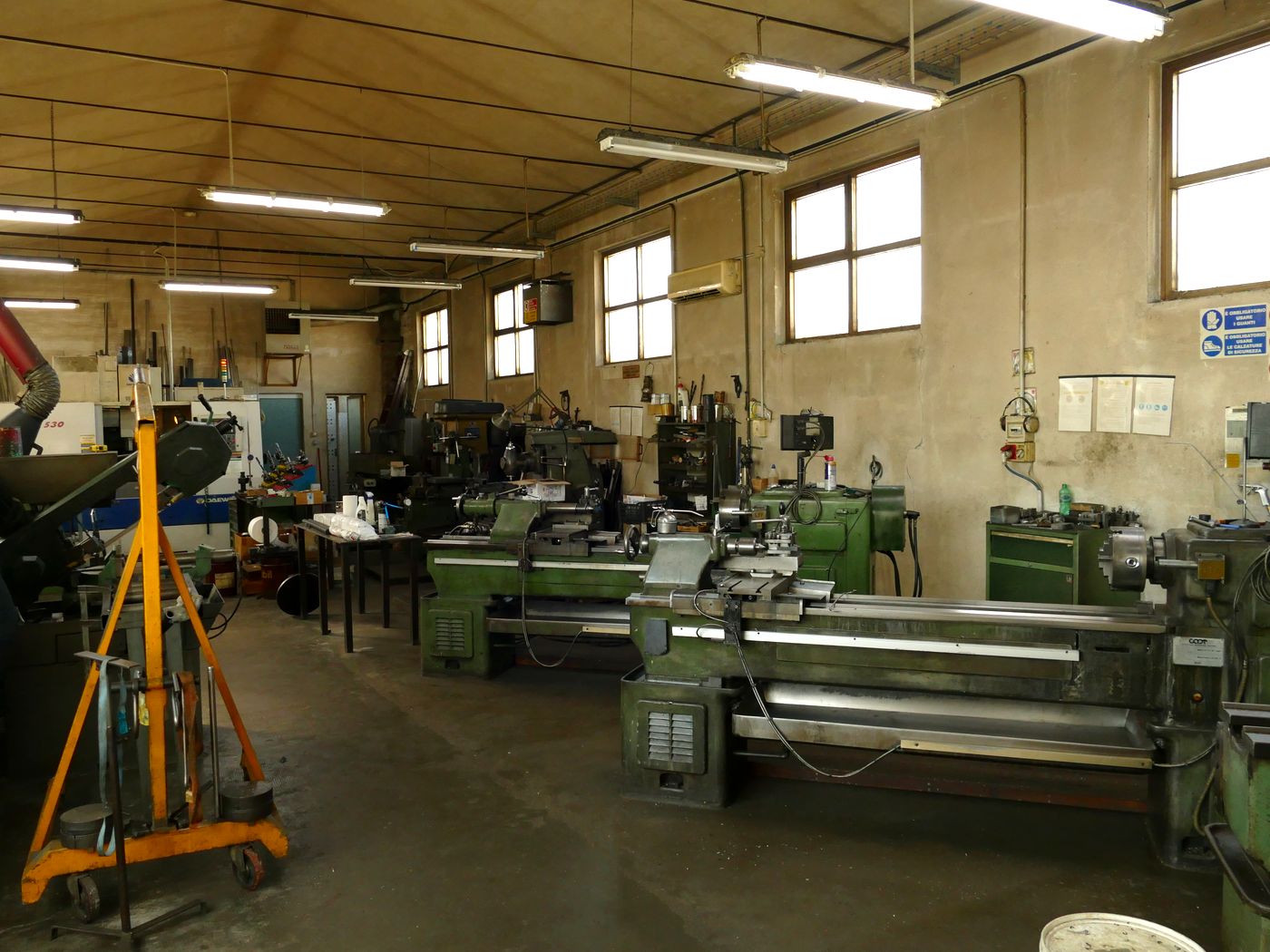 Interno dell'officina Bovi Tiziano Torneria con torni e frese